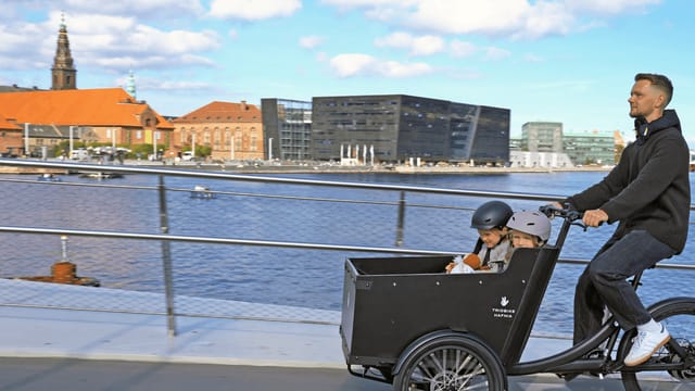The hafnia with two children on a Copenhagen quay