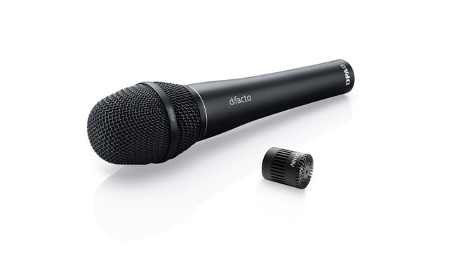 The d:facto 4018V vocal microphone on its wired handle
