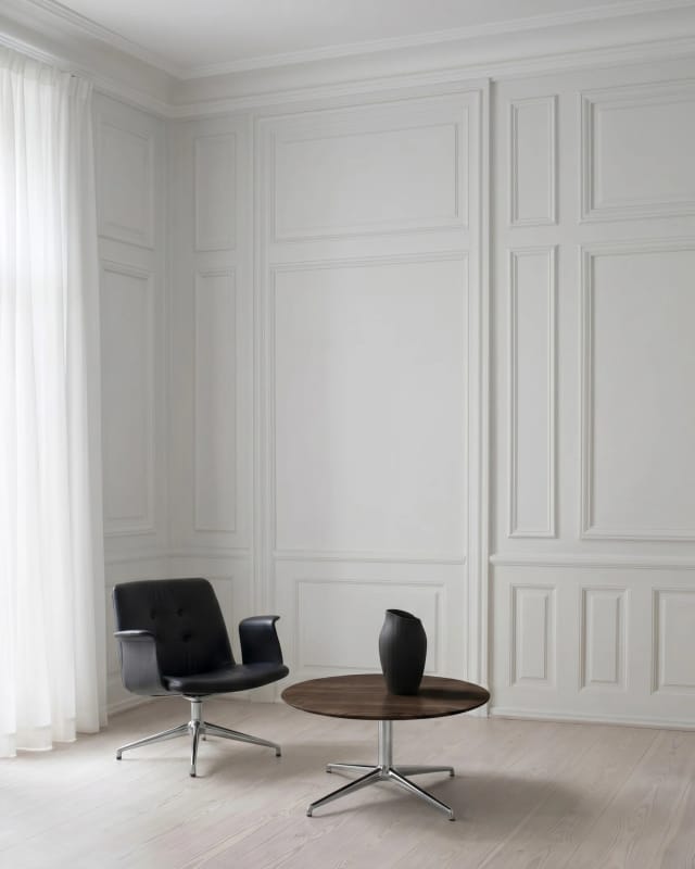 Primum lounge chair in black leather and table