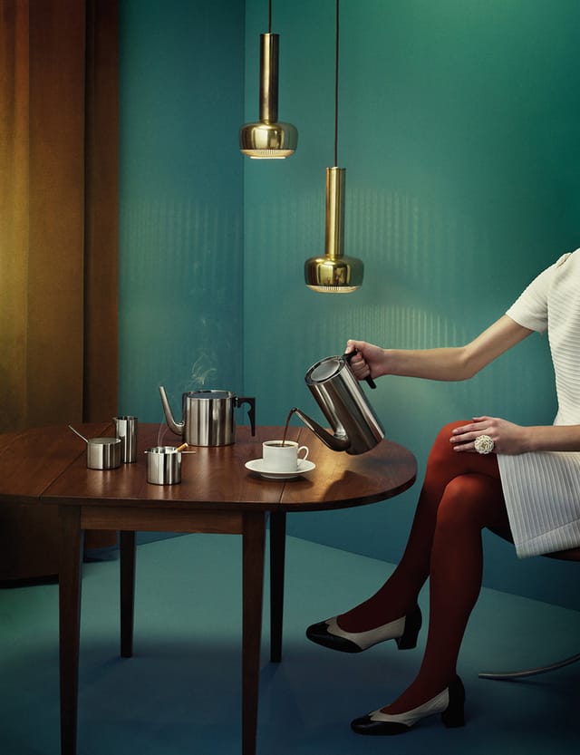 Cylinda-line coffee set on a wooden table
