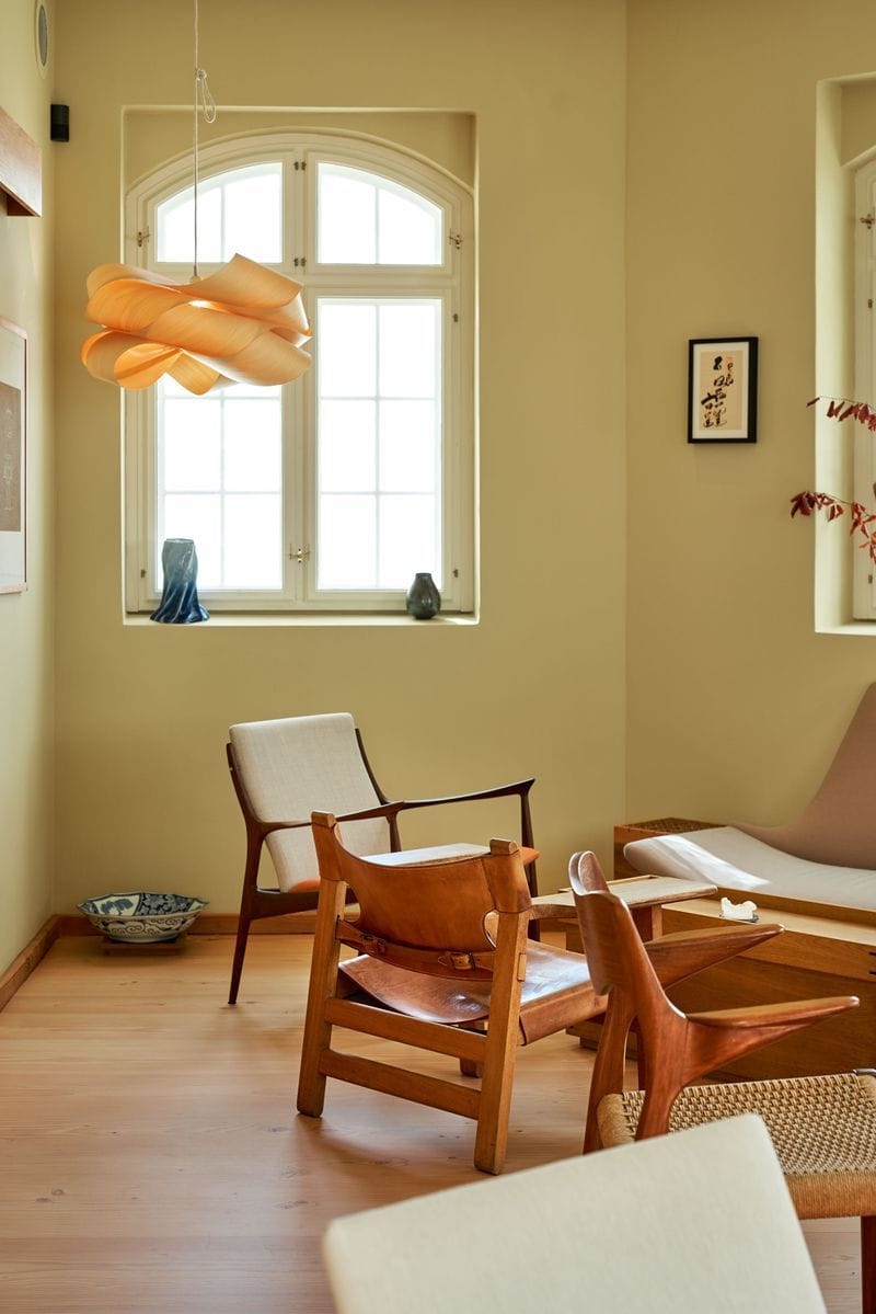 A room furnished with Danish chairs