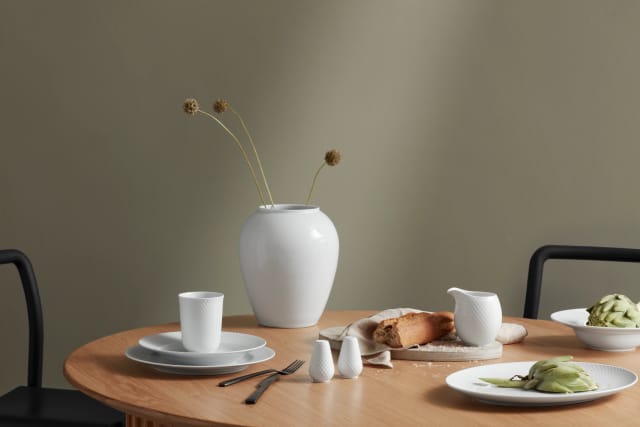 Rhombe vase, cups and plates on a dining table