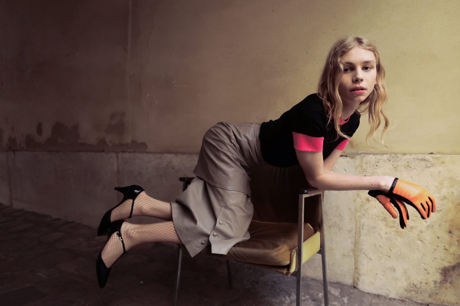 A Nicklas Skovgaard look: leather skirt, contrast tee and coloured gloves