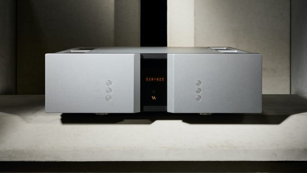 SIA-025 integrated amplifier in silver