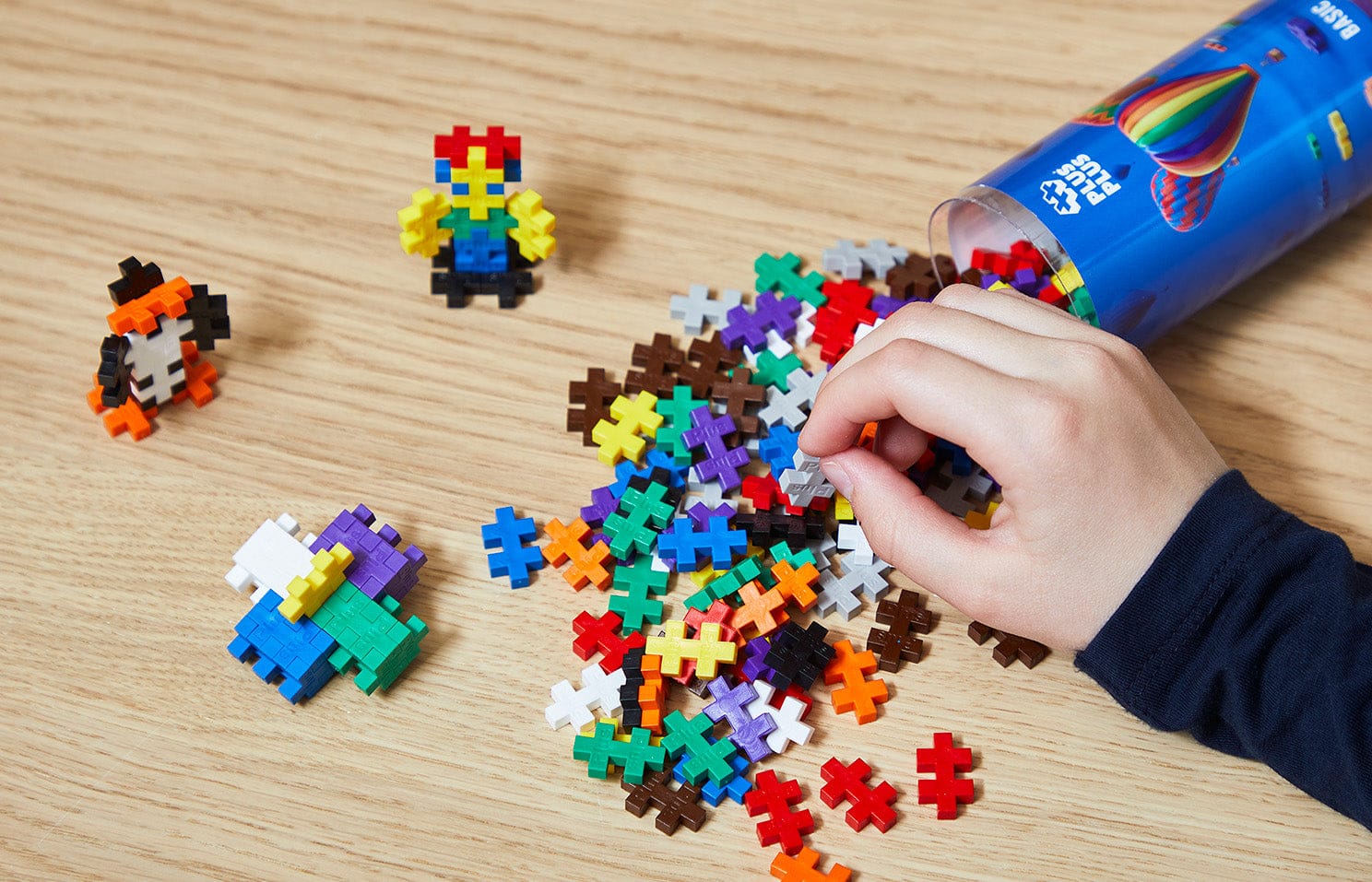 Plus-Plus pieces and small models on a table
