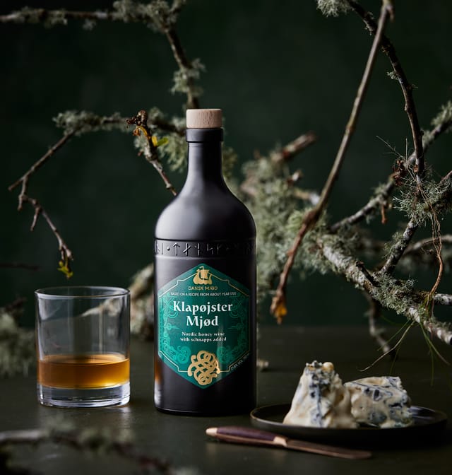 Klapøjster Mjød with a poured glass and blue cheese