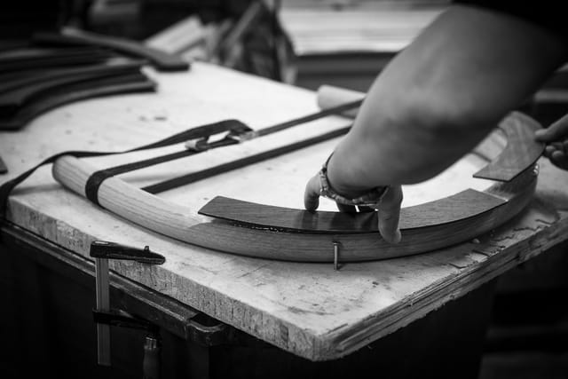 Fitting the veneer strip to the steam-bent armrest