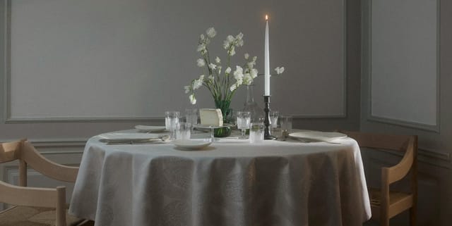 Sct. Knuds Ørne tablecloth on a round table