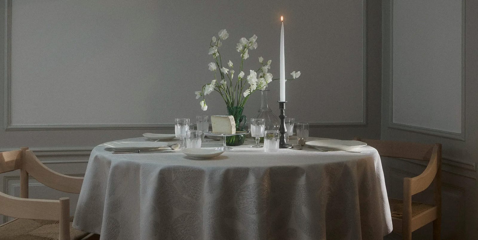 Sct. Knuds Ørne tablecloth on a round table