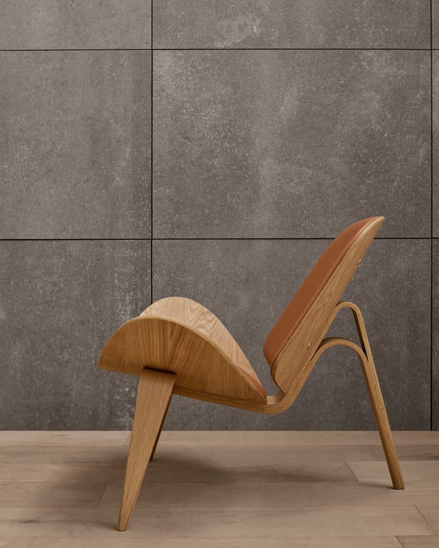 The Shell Chair in oak and leather, seen from the side