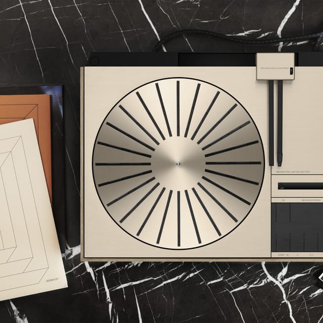 Beogram 4000c from above, beside record sleeves