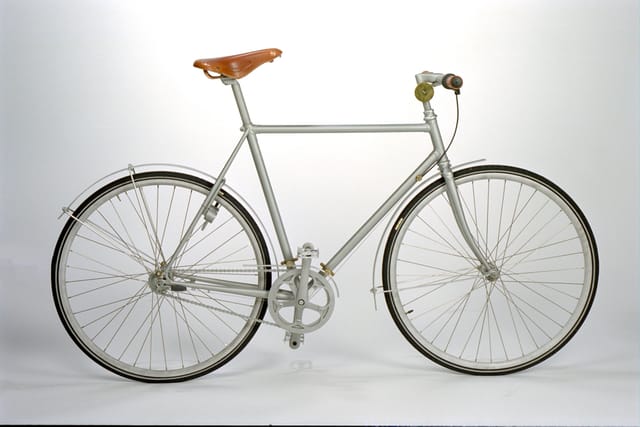 The Sögreni Classic in silver with a leather saddle