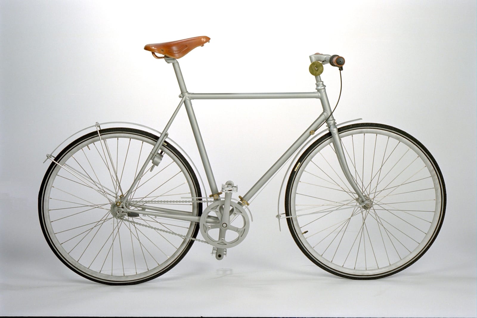 The Sögreni Classic in silver with a leather saddle
