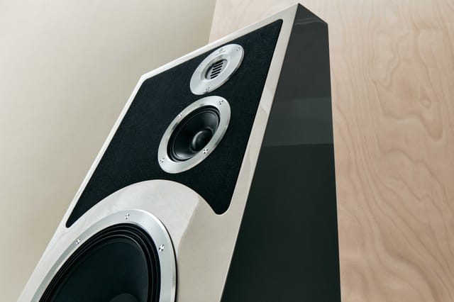 The angled baffle with its tweeter and midrange