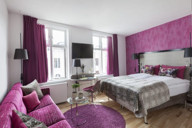 A Wonderful room in magenta with a sofa corner