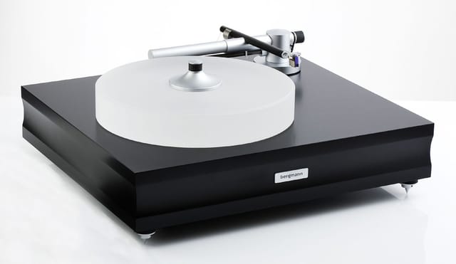 The Sindre turntable with its tonearm, black plinth and frosted acrylic platter
