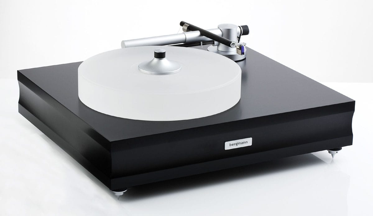 The Sindre turntable with its tonearm, black plinth and frosted acrylic platter