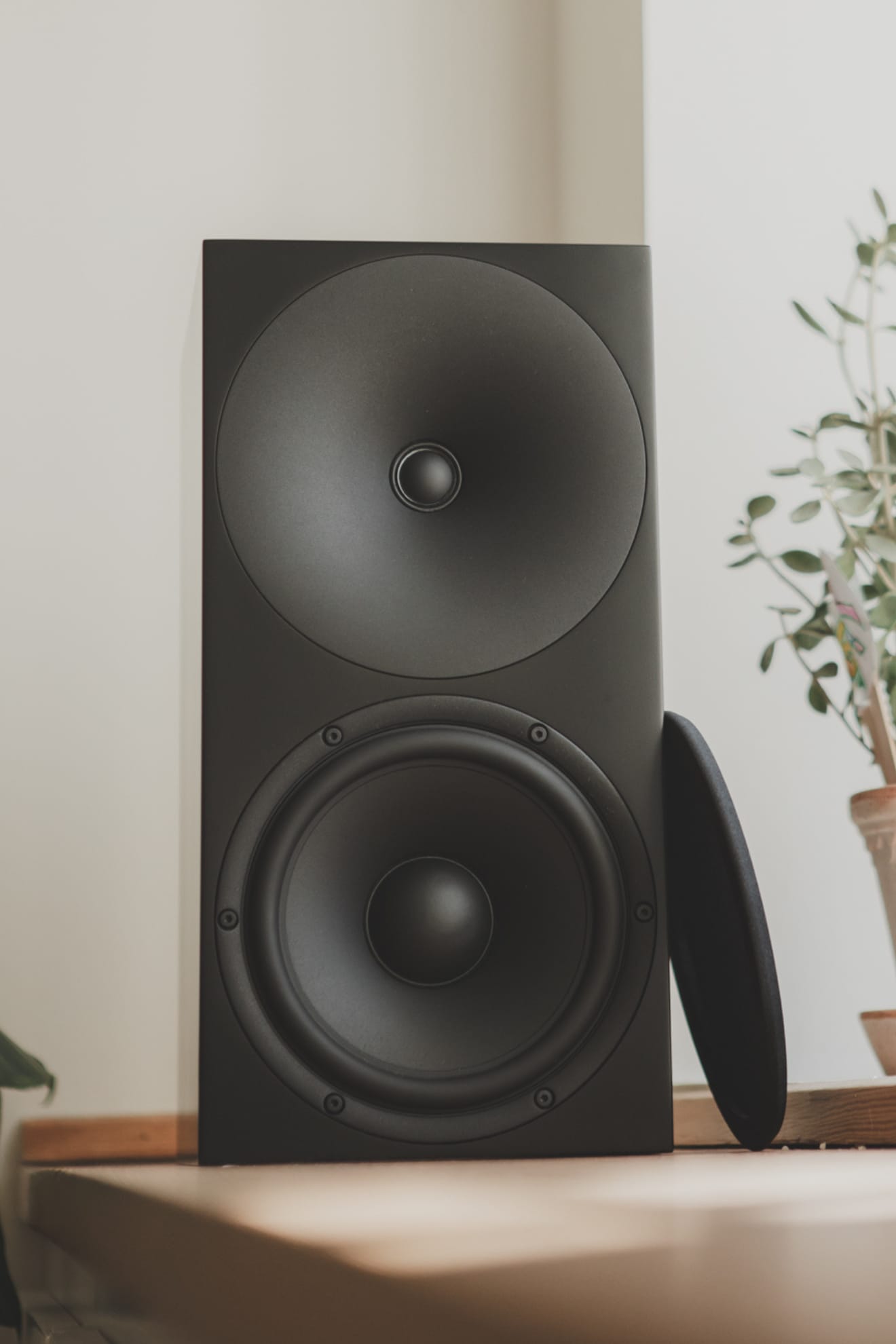 The S400 MK3 in black, its waveguide and woofer bare