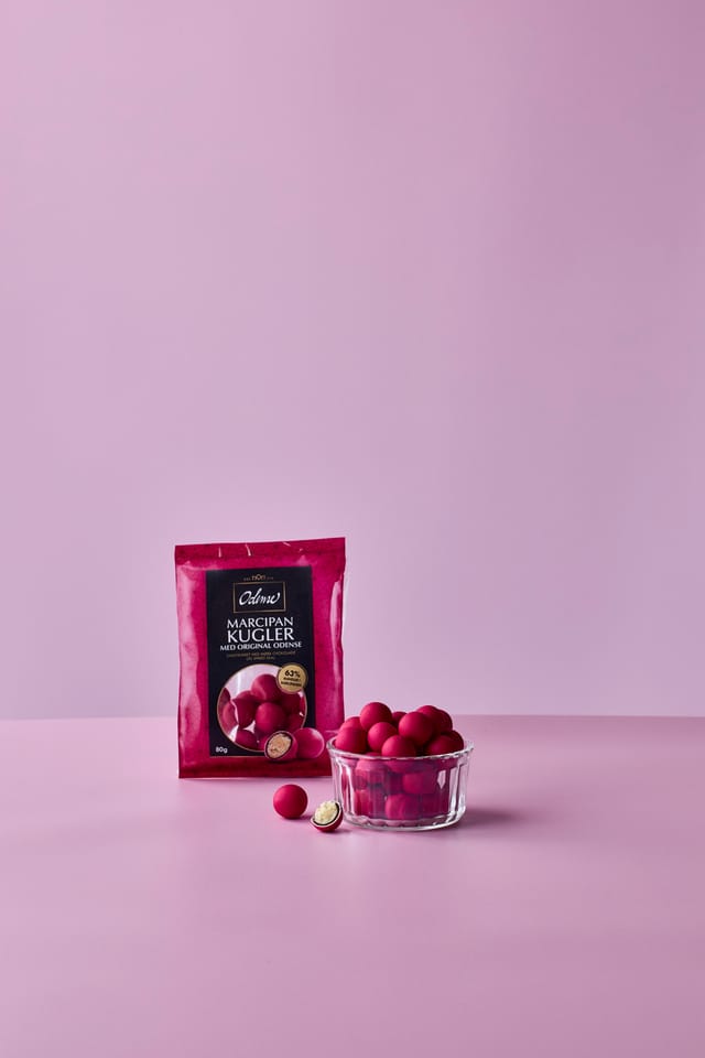 The pink original Marcipankugler with its bag