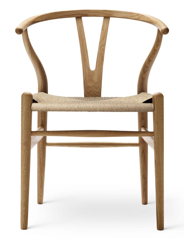 The CH24 in oiled oak with a paper-cord seat