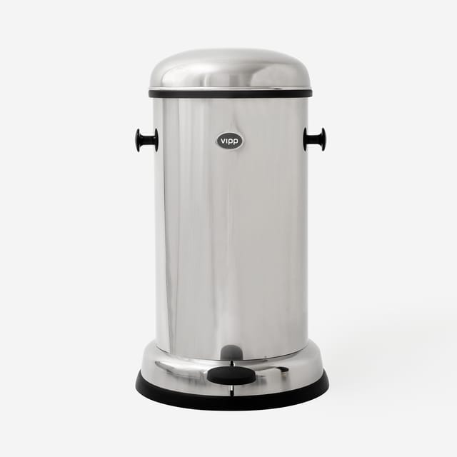 The pedal bin in stainless steel