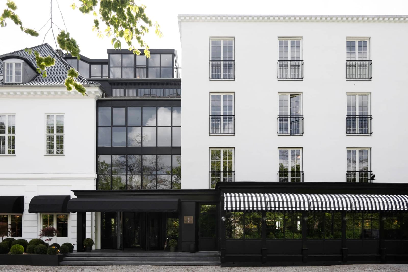 The white front of the hotel on Strandvejen