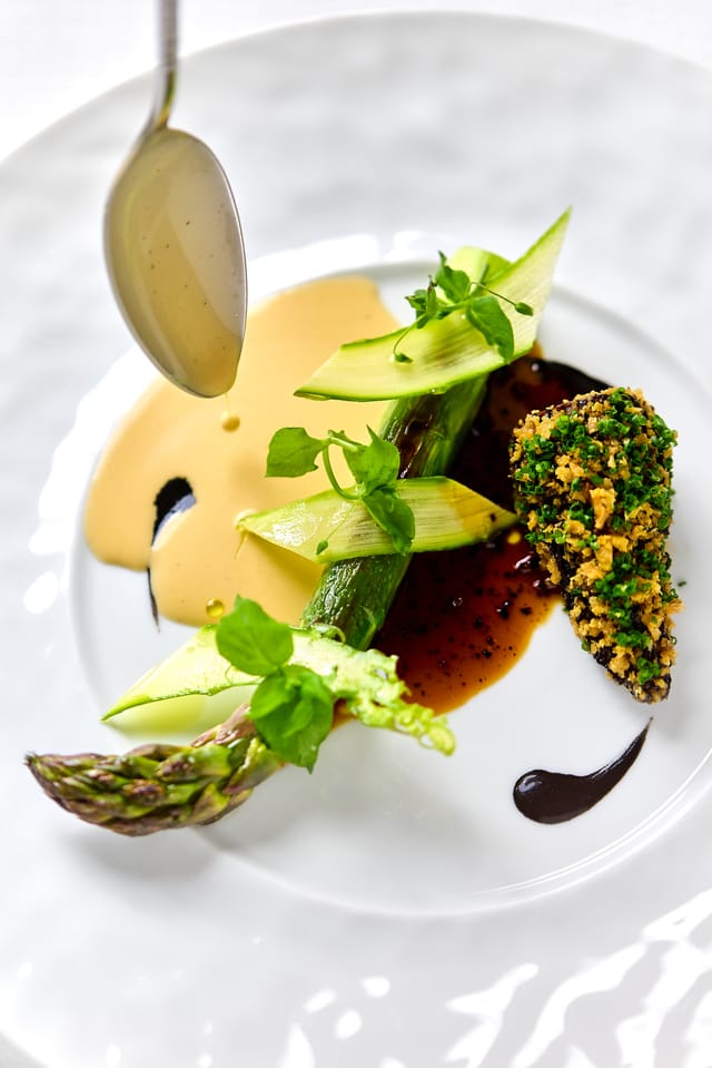Green asparagus with sauce