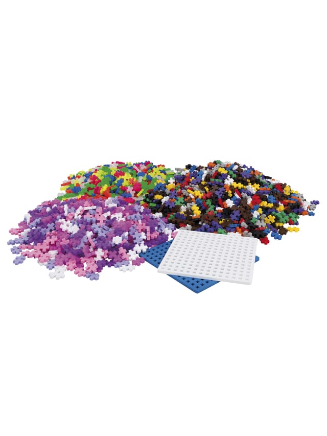 Piles of Plus-Plus pieces in three colour mixes with baseplates