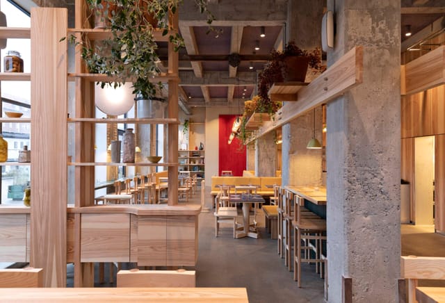 The dining room in wood and concrete