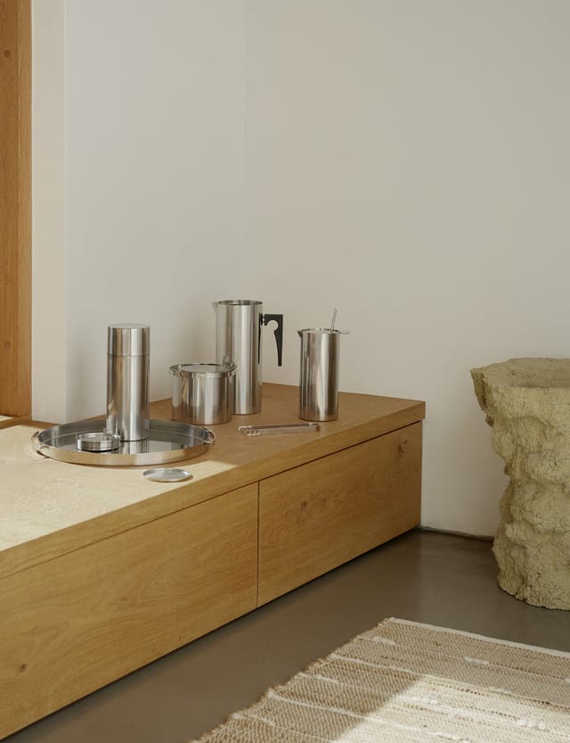 Cylinda-Line jugs and tray in steel
