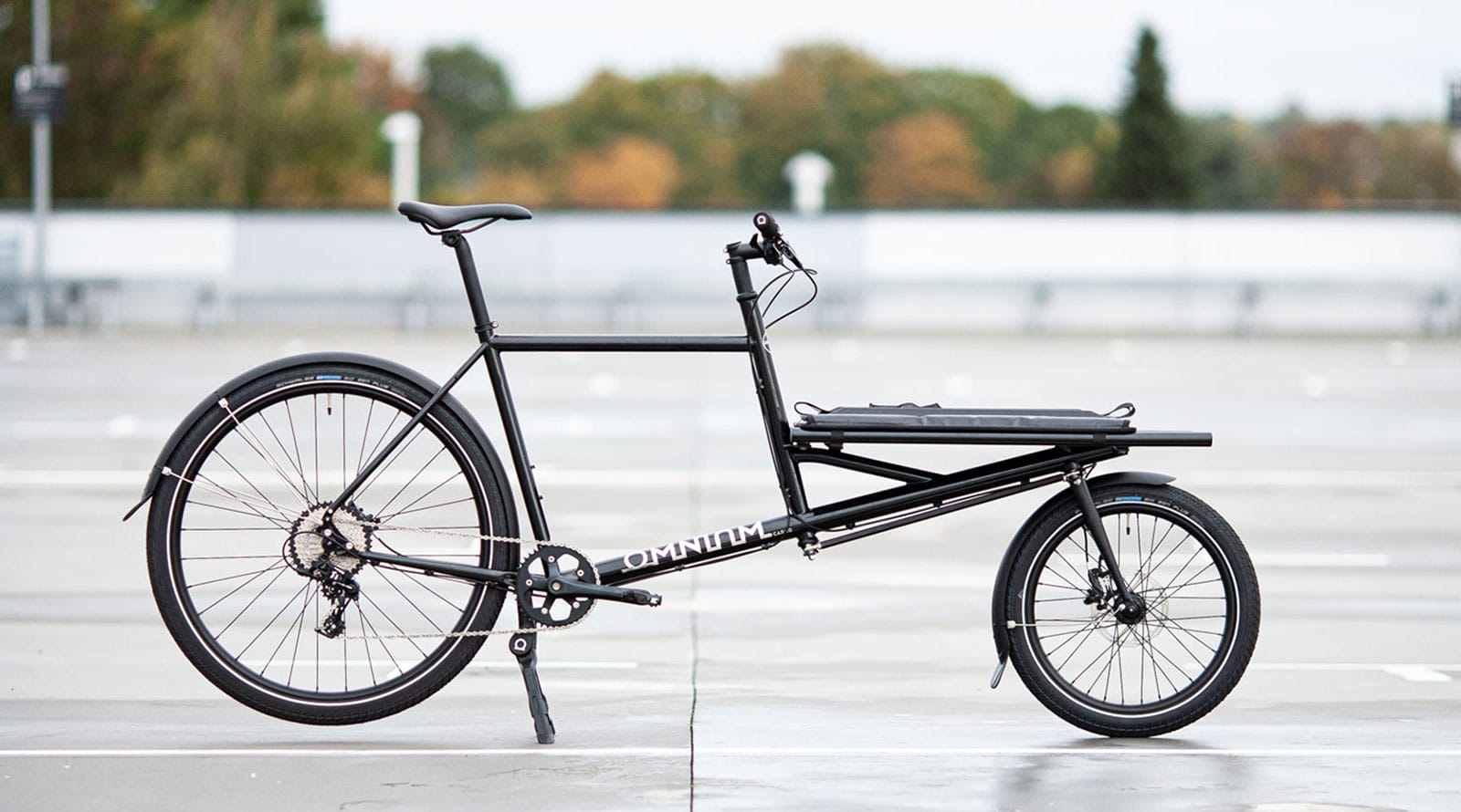 The OMNIUM Cargo in black, side view