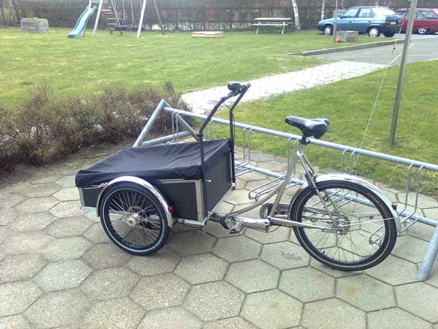 A Christiania bike with a low box