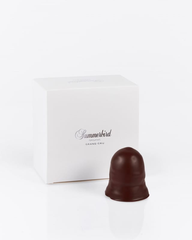 A Grand Cru flødebolle beside its white box