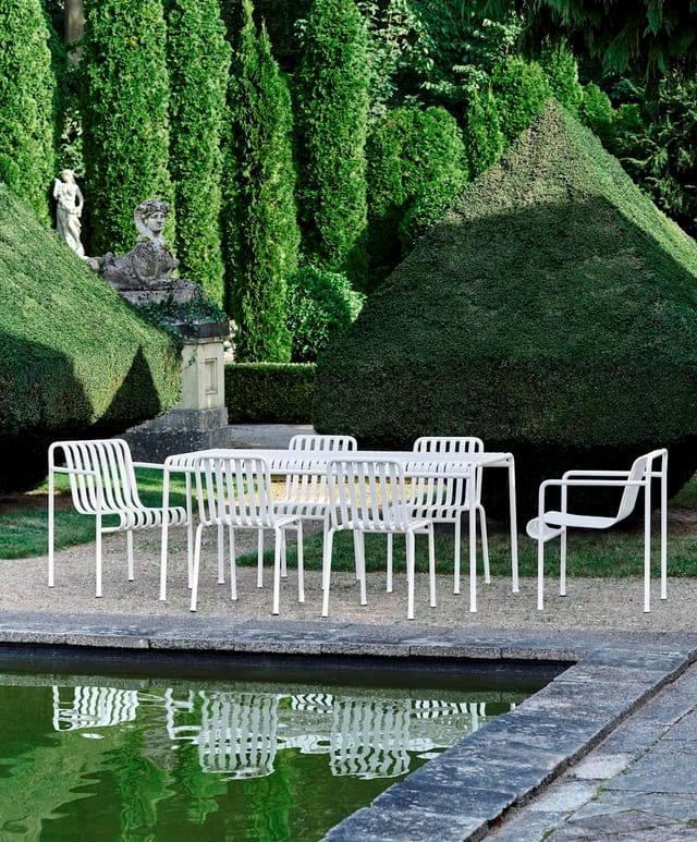 Palissade chairs and table in a garden