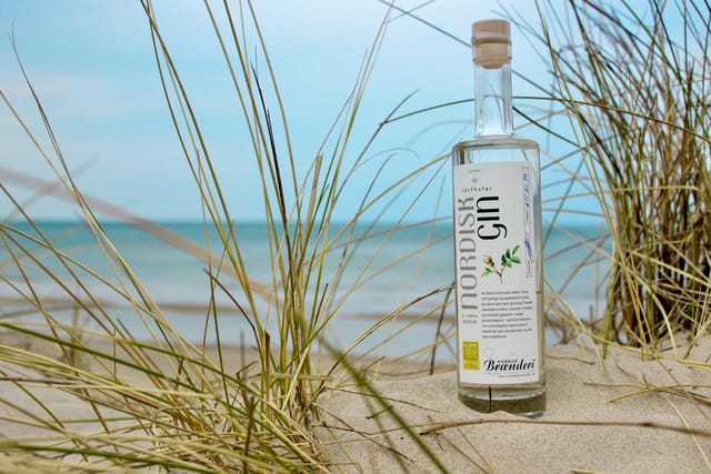 A bottle of Nordisk Gin Edition Northstar in the dunes