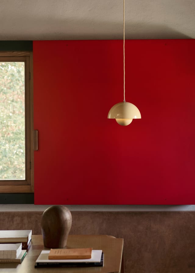 Flowerpot VP1 pendants in a room