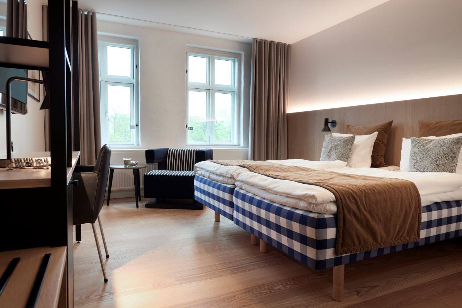 A double room with a Hästens bed