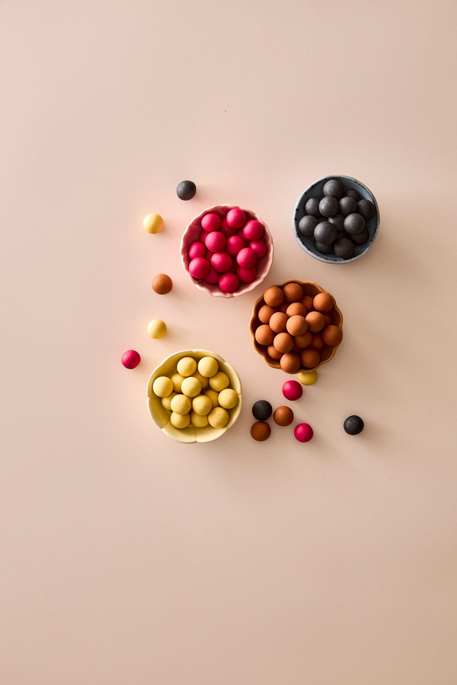 Marcipankugler in the four flavours, in small bowls