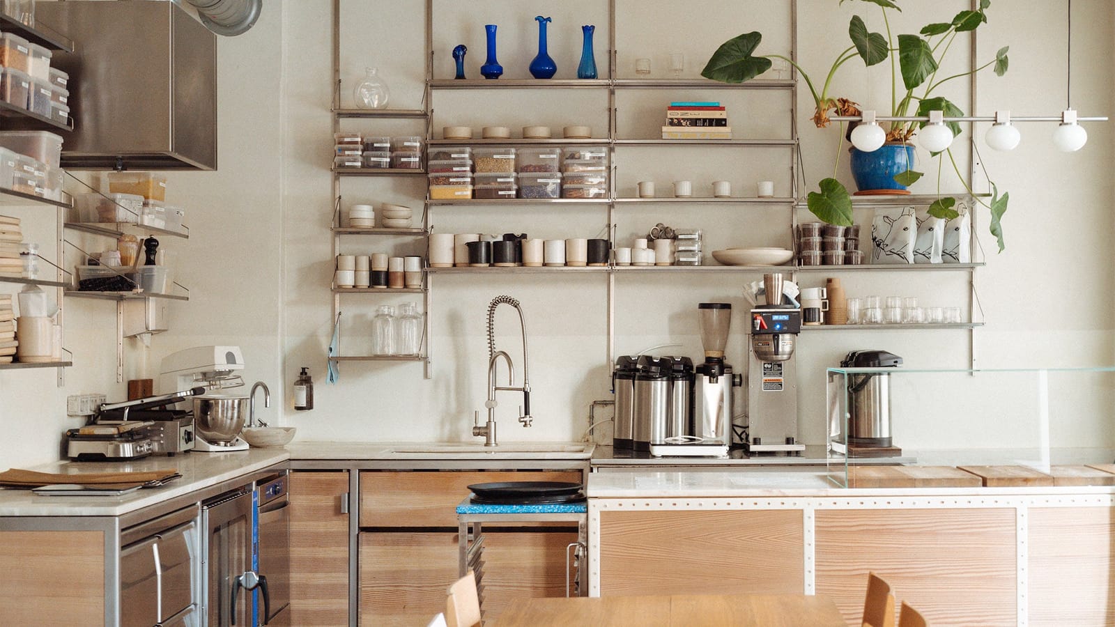 The counter and open kitchen of Apotek 57