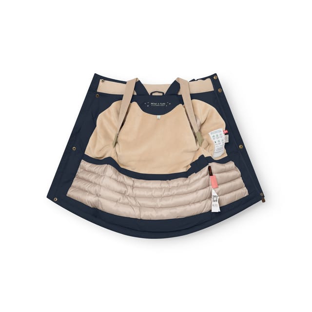 Inside: fleece upper, padded lower section and internal straps