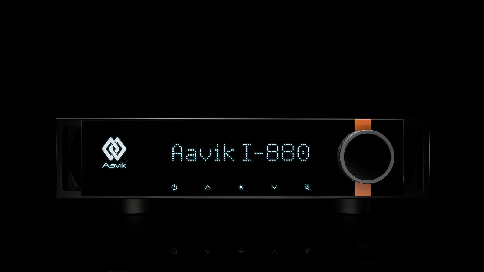 The I-880 integrated amplifier from a low front angle
