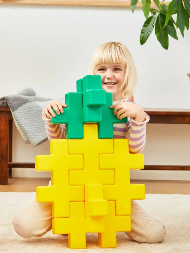 A pineapple built from yellow and green KÆMPE pieces