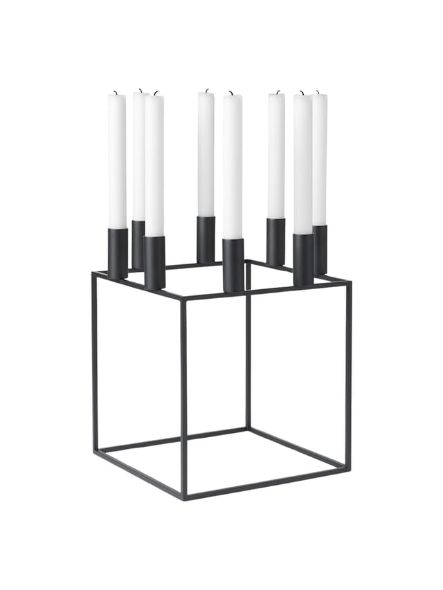 The Kubus 8 in black with eight white candles