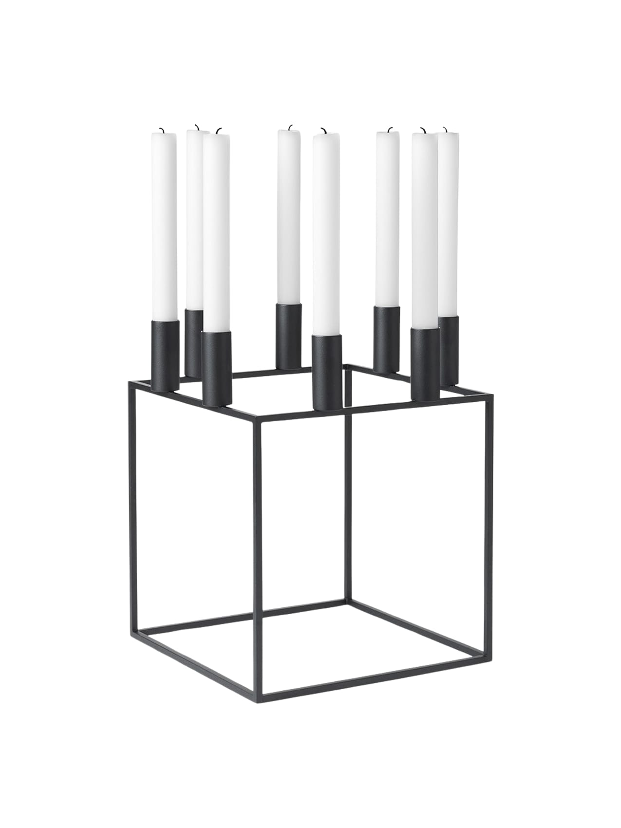 The Kubus 8 in black with eight white candles